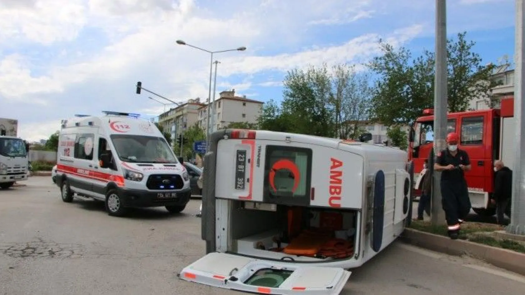 Elazığ'da feci kaza! Ambulans yan yattı