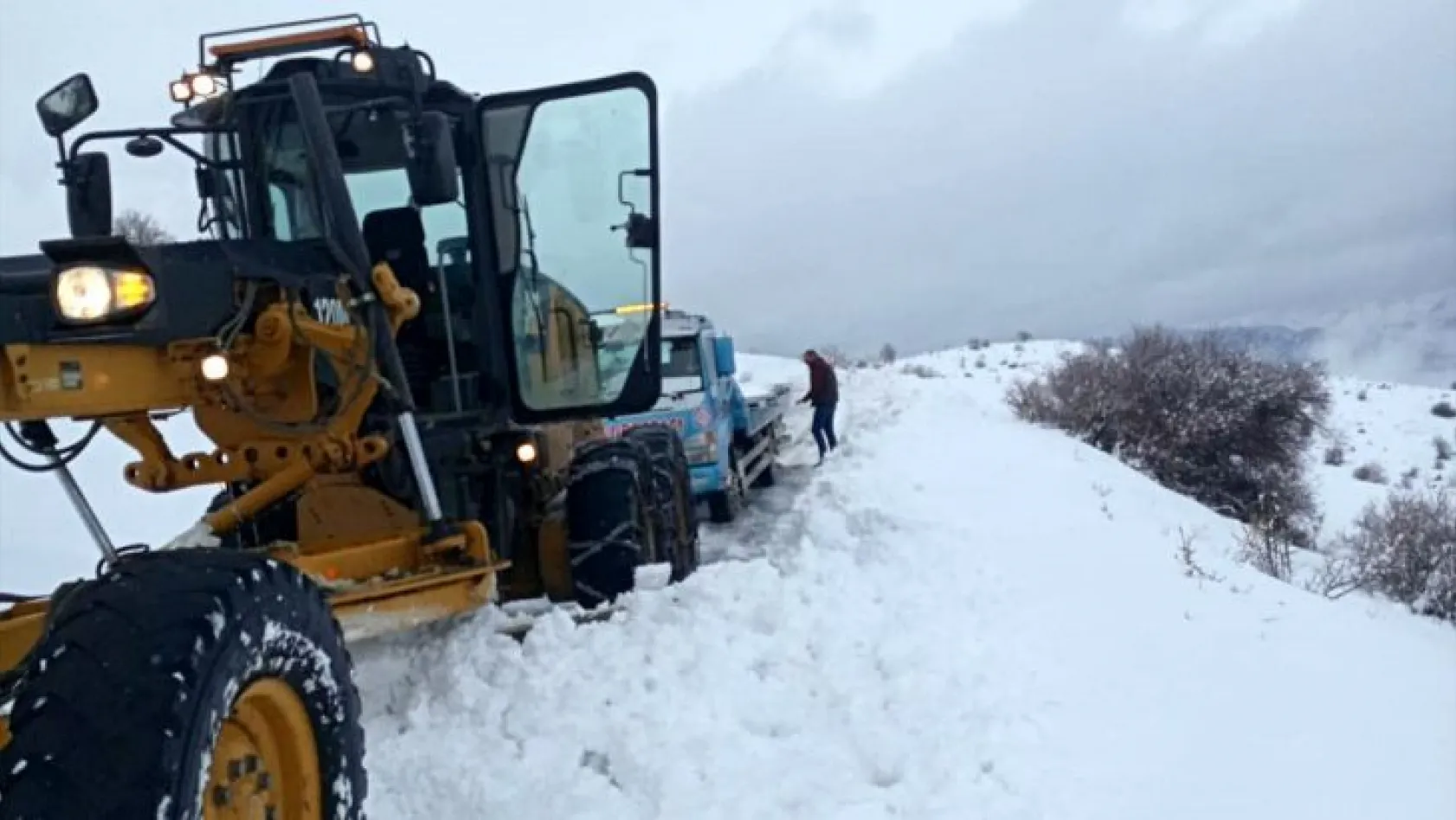 Elazığ'da kar, köy yollarını kapattı