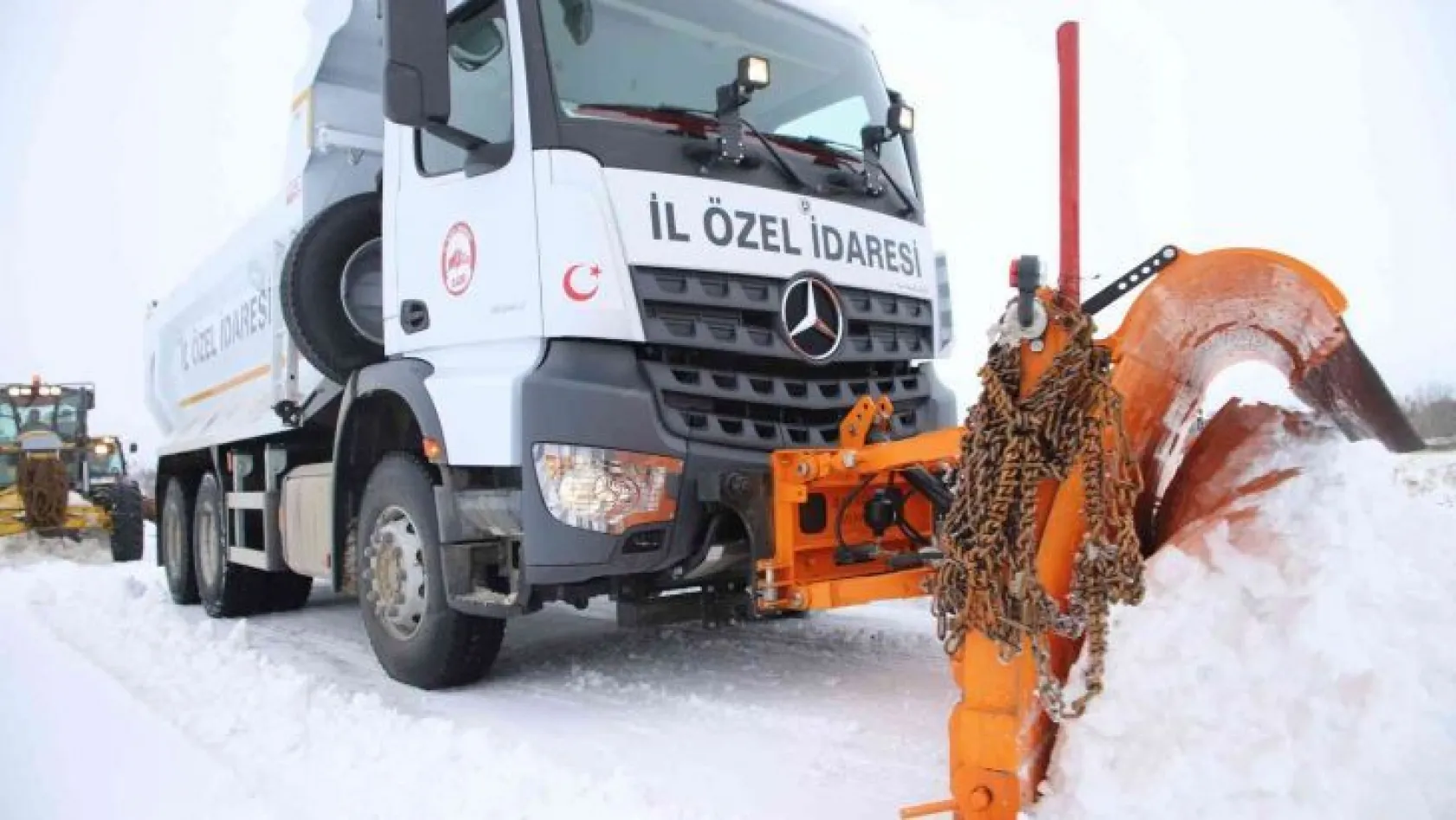 Elazığ'da kar, 12 köy yolunu kapattı
