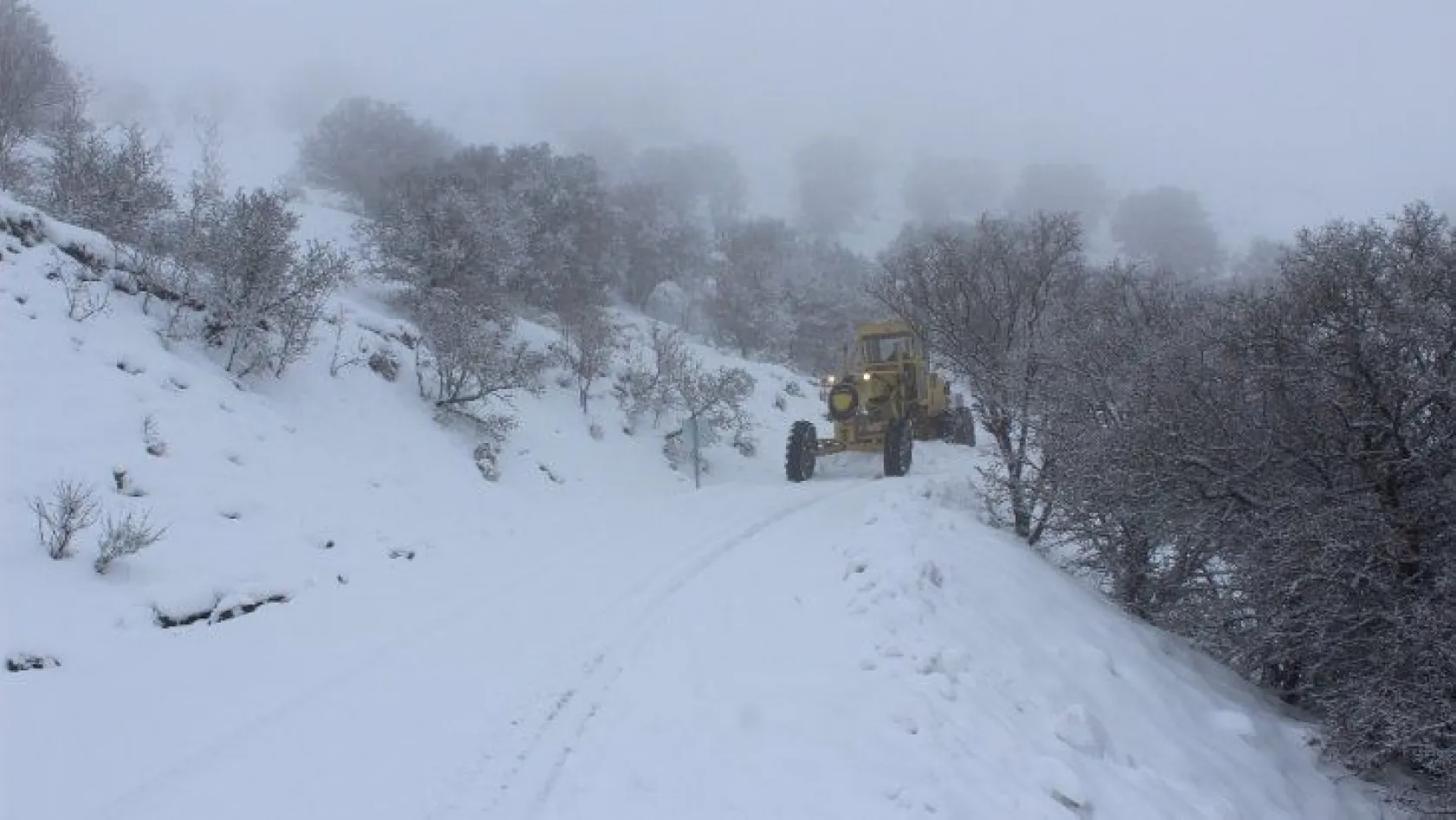 Karla kapanan 73 köy yolundan 40'ı açıldı