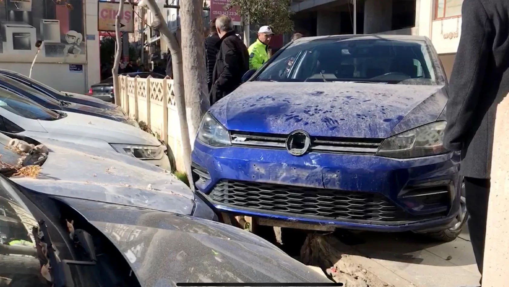 Elazığ'da kaza! Duvara çarptı