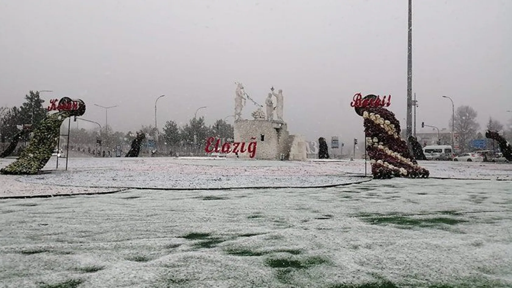 Elazığ'da kent merkezine mevsimin ilk karı yağdı