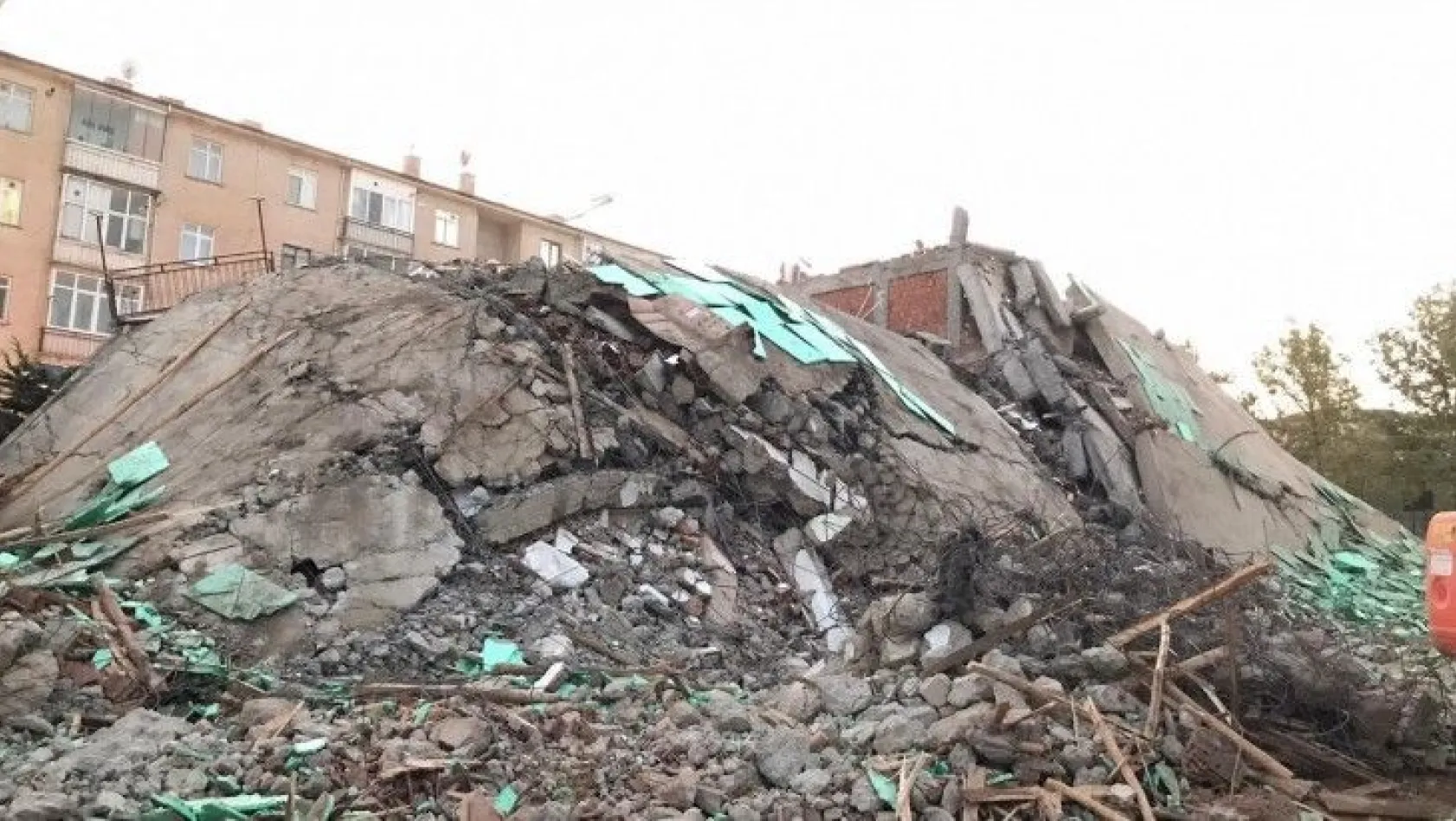 Elazığ'da kontrollü yıkımda hasarlı bina bakın nasıl çöktü