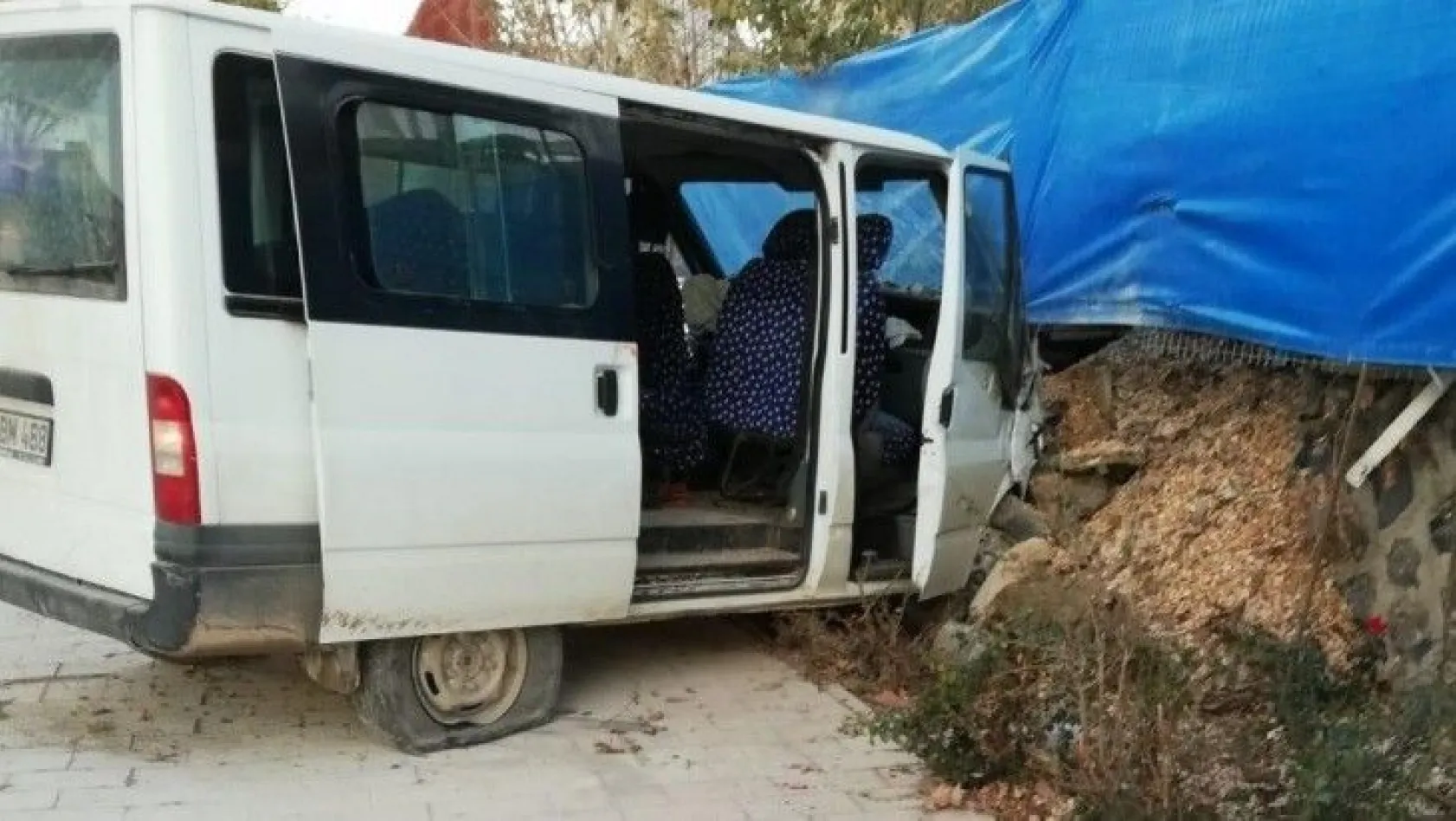 Elazığ'da minibüs duvara çarptı, Çok sayıda yaralı!