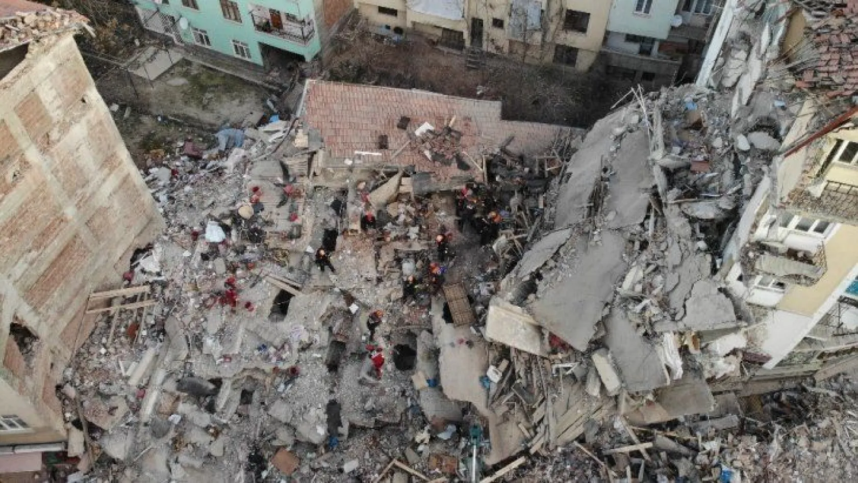 Mustafa Paşa Mahallesi'nde çöken binada çalışmalar sürüyor
