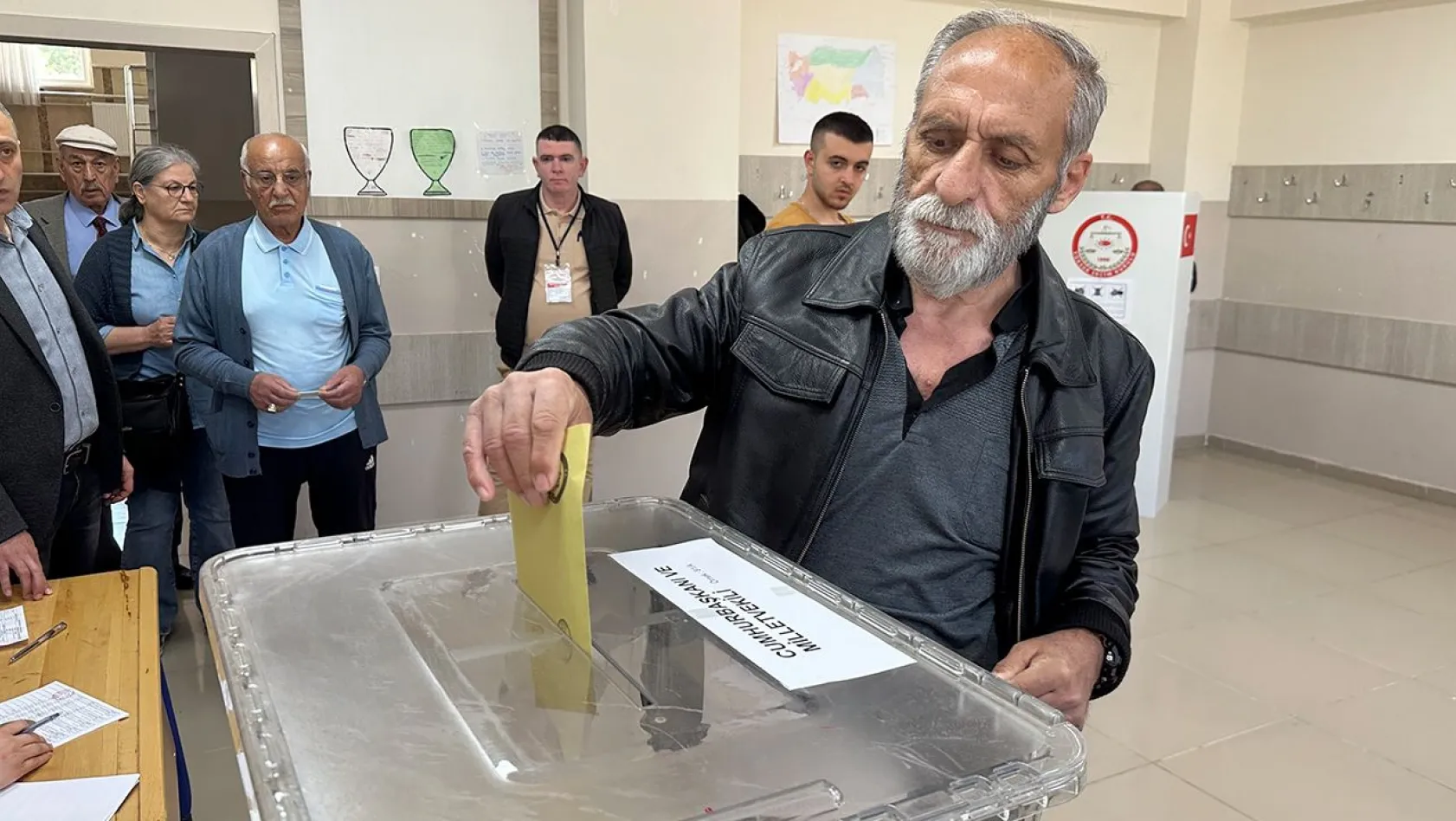 Elazığ'da oy kullanma işlemeleri başladı