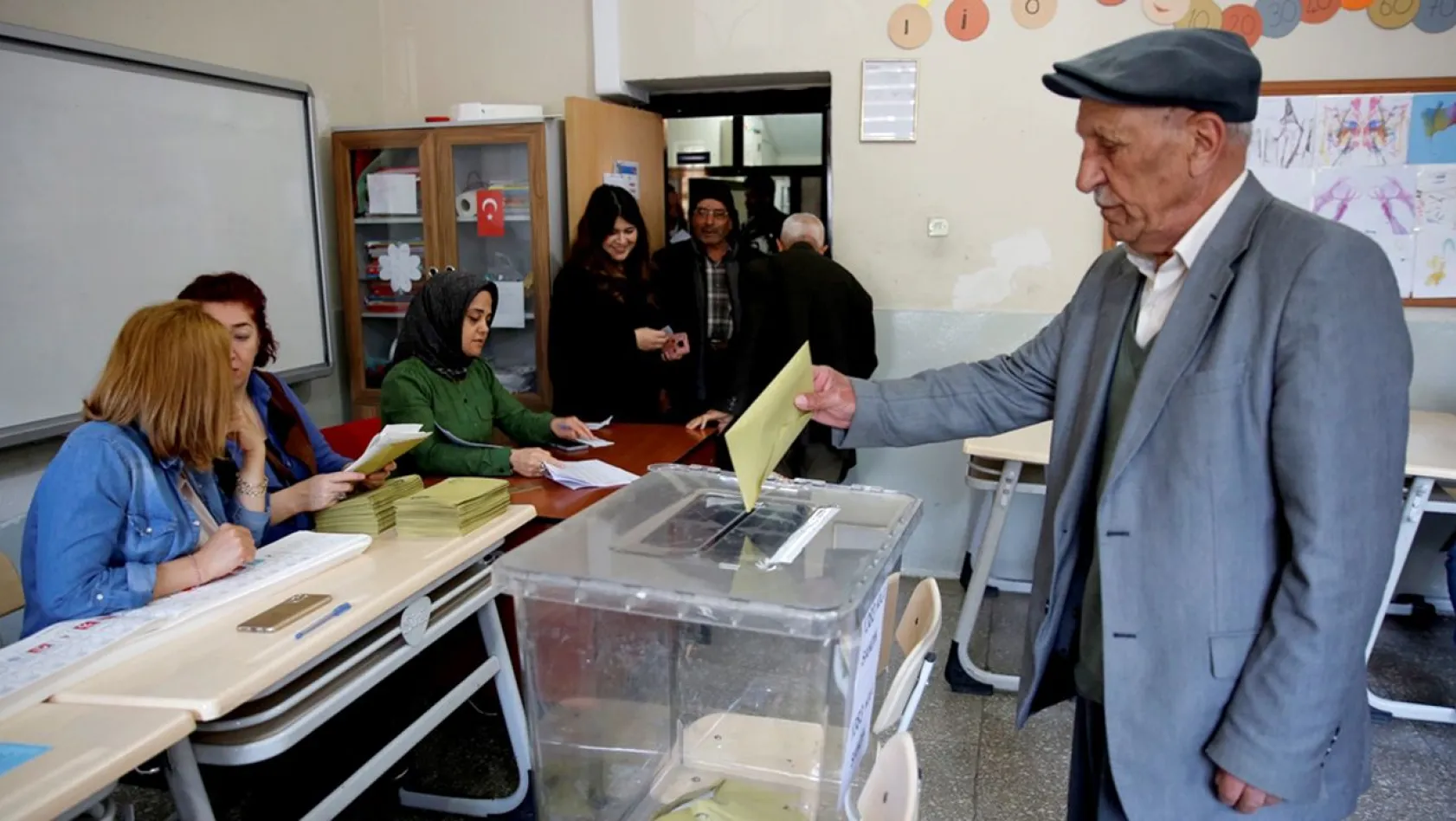 Elazığ'da oy kullanma işlemleri devam ediyor