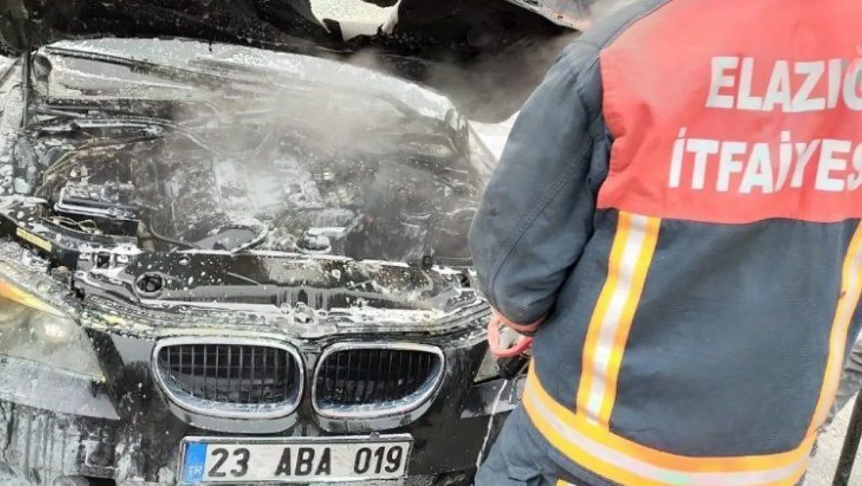Elazığ'da park halindeki otomobil yandı
