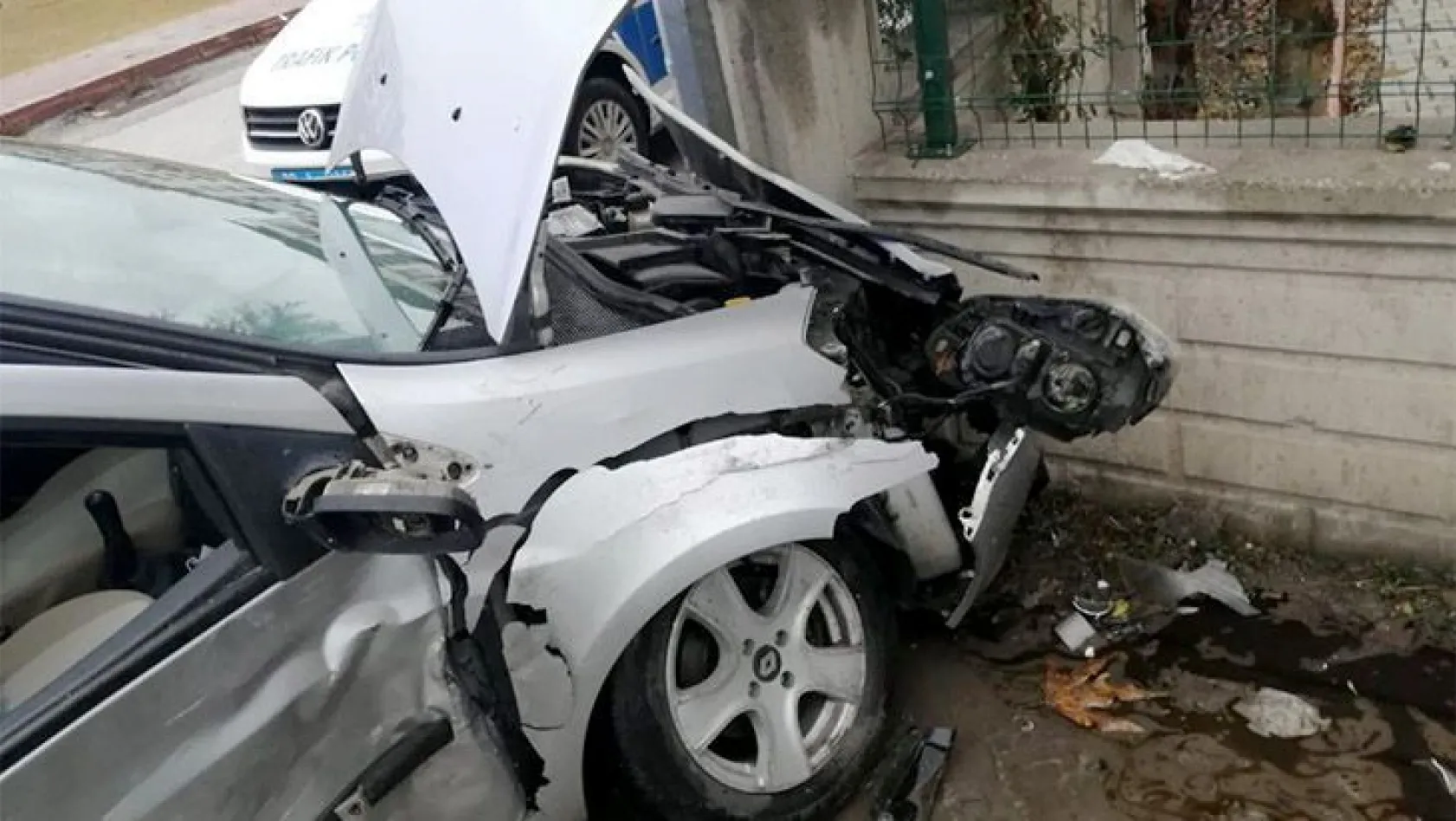 Elazığ'da trafik kazası! Duvara çarparak durabildi