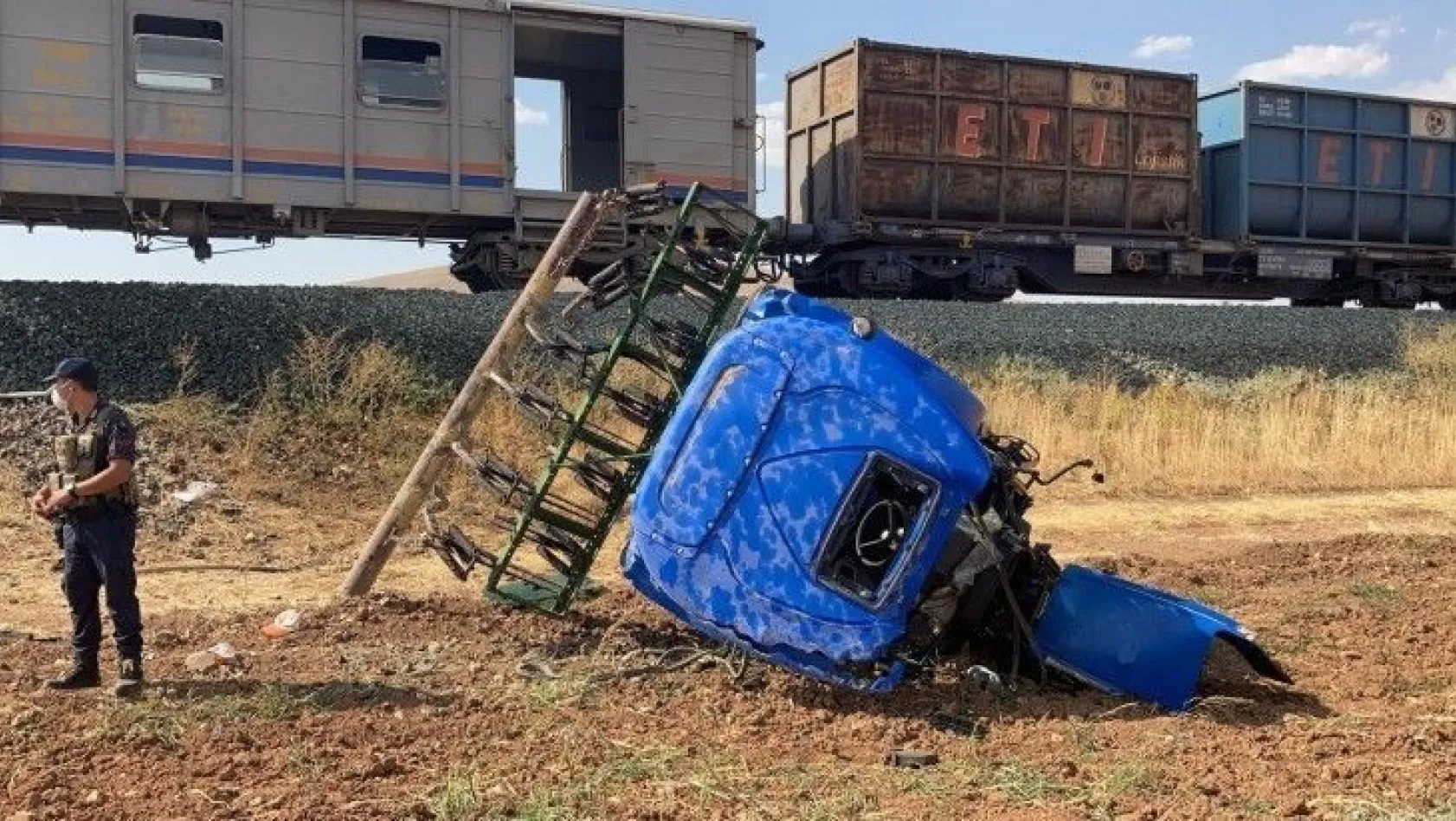 Elazığ'da tren kazası! Traktör ikiye bölündü