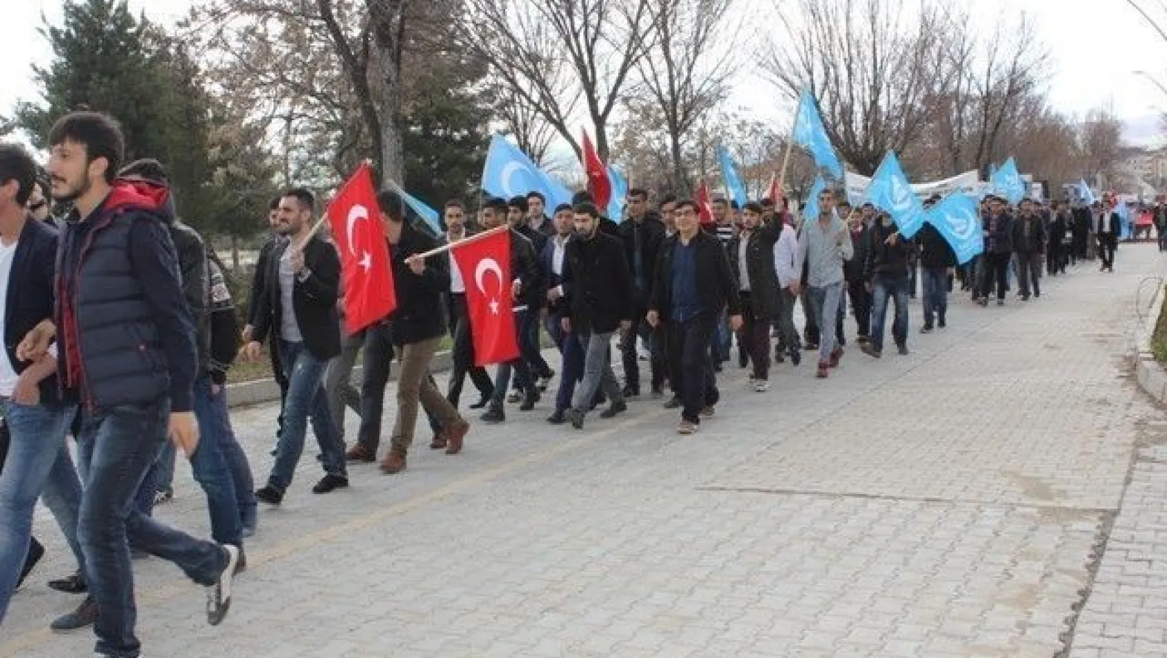 Elazığ'da Türkeş için yürüdüler
