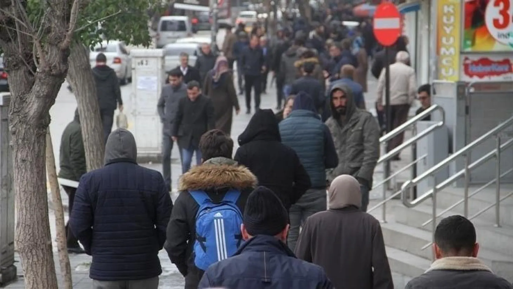 Elazığ'da vatandaşların sokakta yoğunluğu dikkat çekti