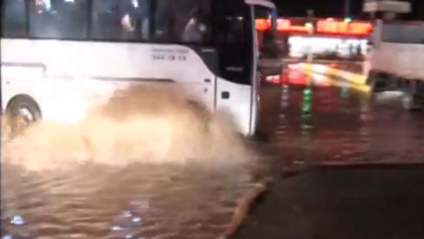 Elazığ'da Yağmur Yol Kapattırdı