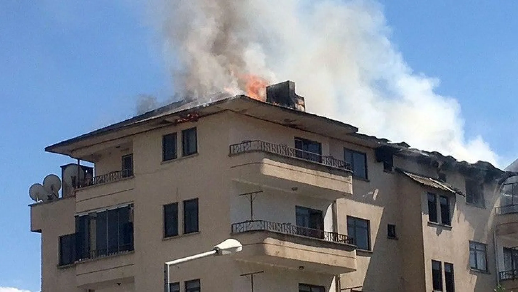 Elazığ'da 6 katlı binada yangın çıktı