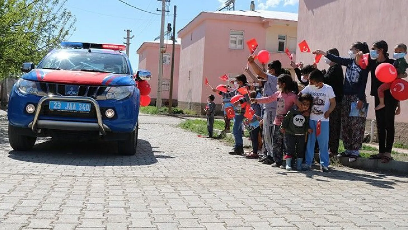 Elazığ İl Jandarma Komutanlığı ekipleri çocukları unutmadı