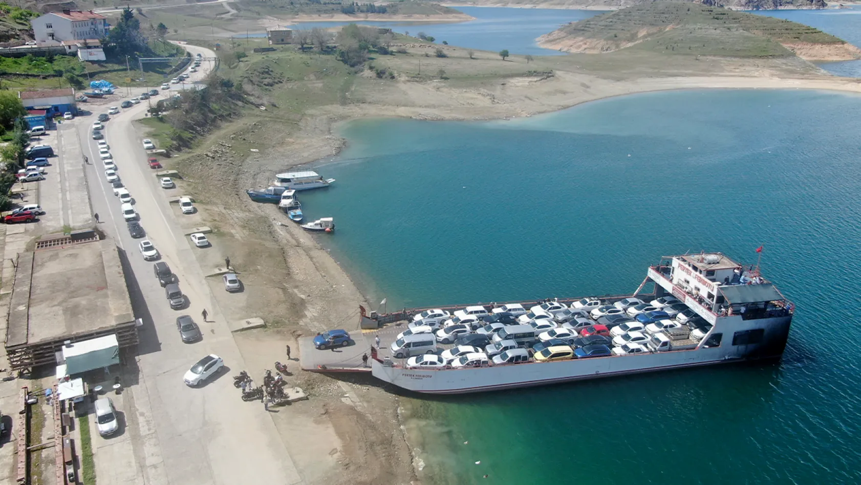 Elazığ-Pertek feribotlarında bayram yoğunluğu