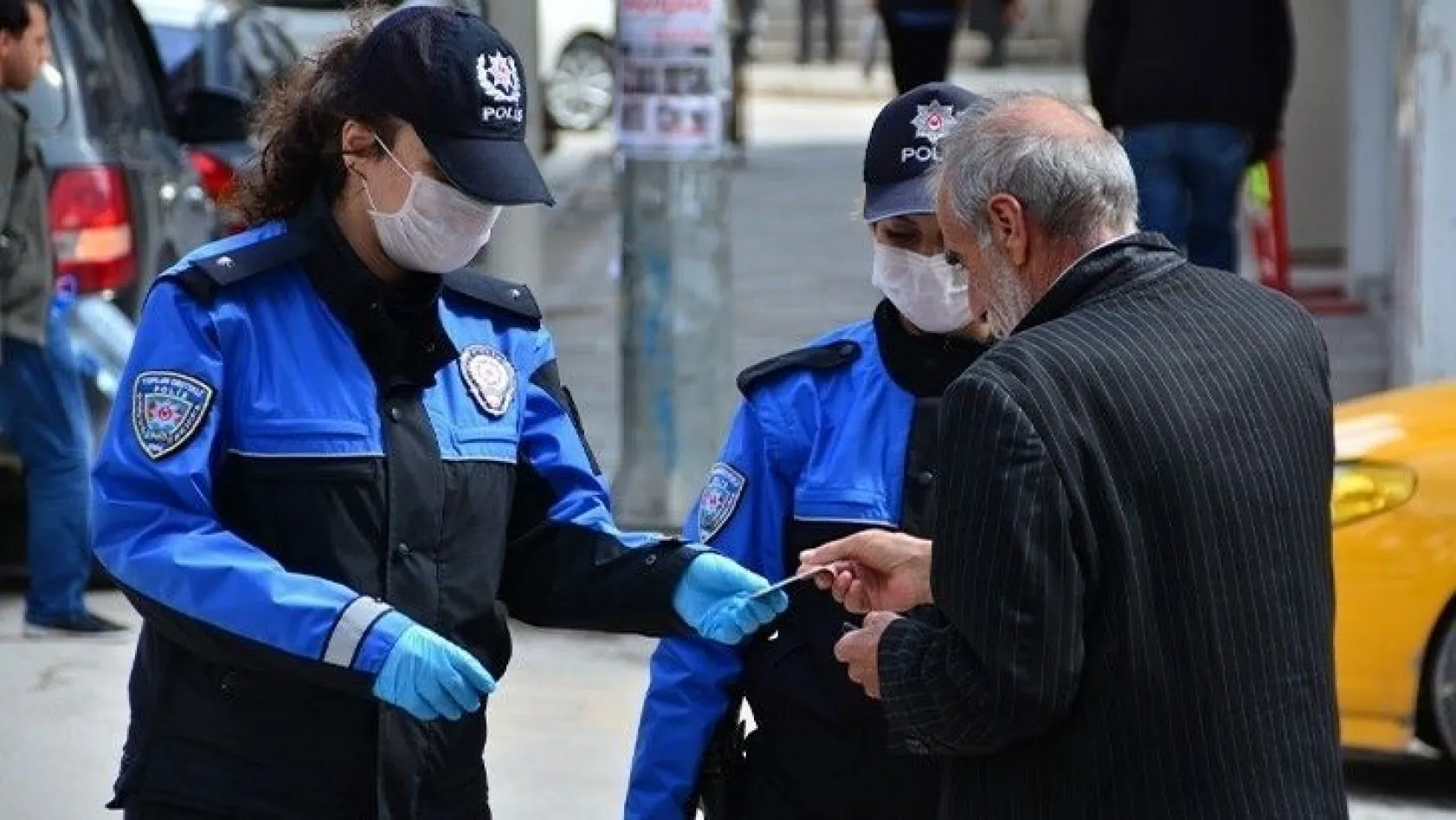 Elazığ polisi hem alış veriş yapıyor, hem sokakta vatandaşı uyarıyor