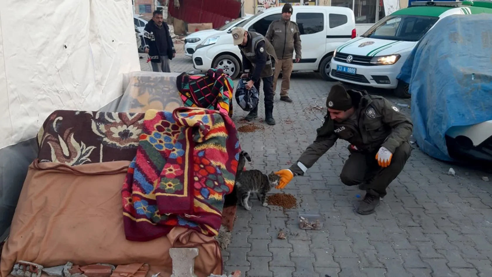 Elazığ polisinden depremzede hayvanlara yardım eli
