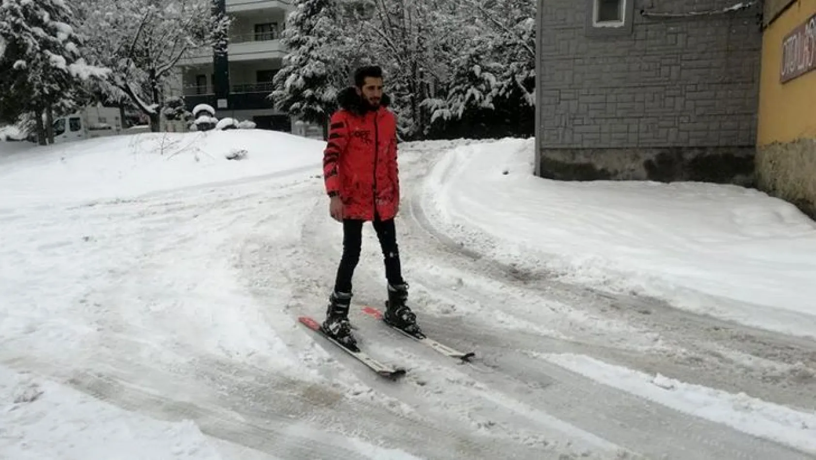 Elazığ sokaklarında kayak yaparak gezdiler
