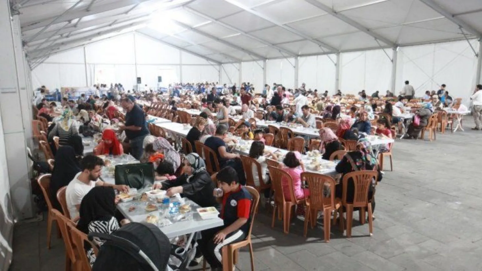 75 bin kişi iftar çadırında buluştu