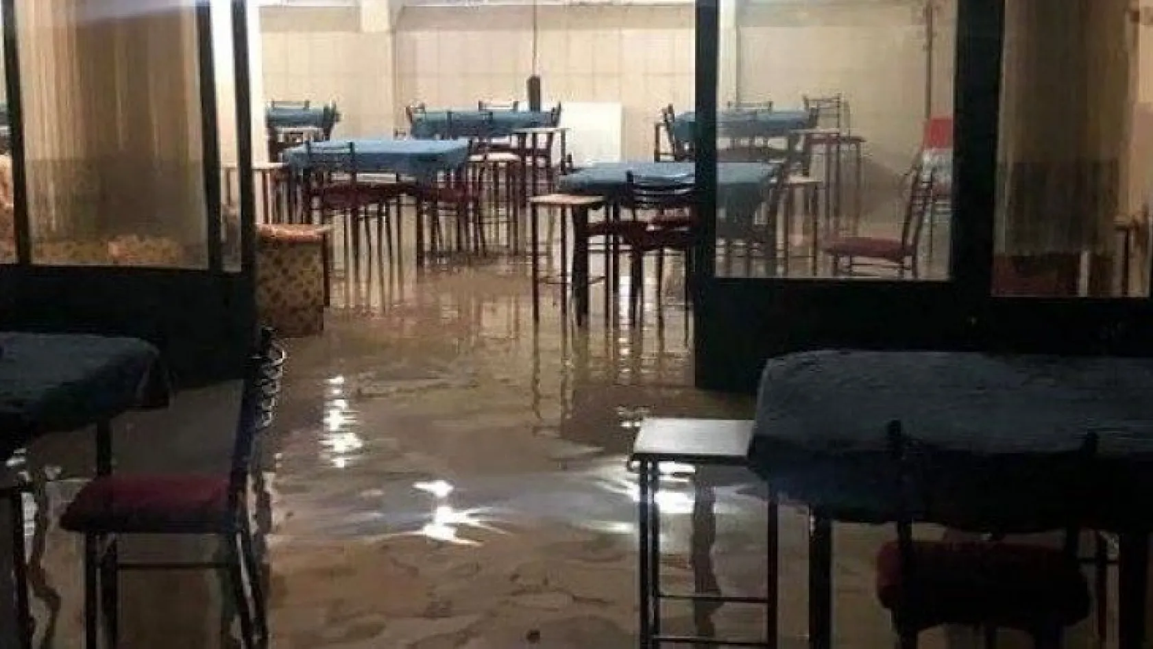 Elazığ'da birçok ev ve işyerini su bastı