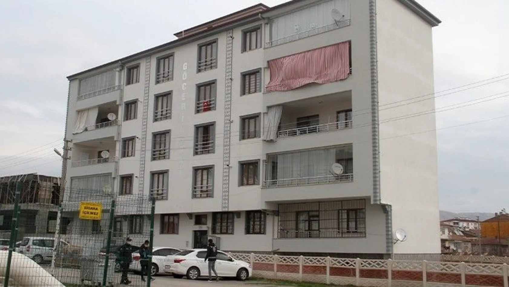 Elazığ'da 5 katlı apartman karantinaya alındı