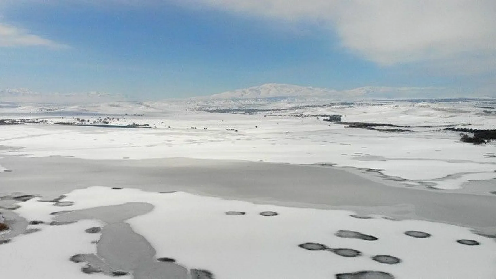 Elazığ'da baraj gölü dondu