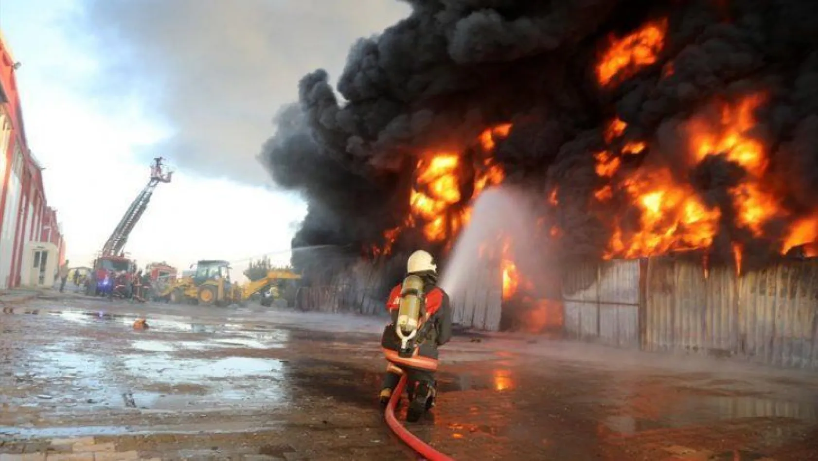 Elazığ'da fabrika yangını