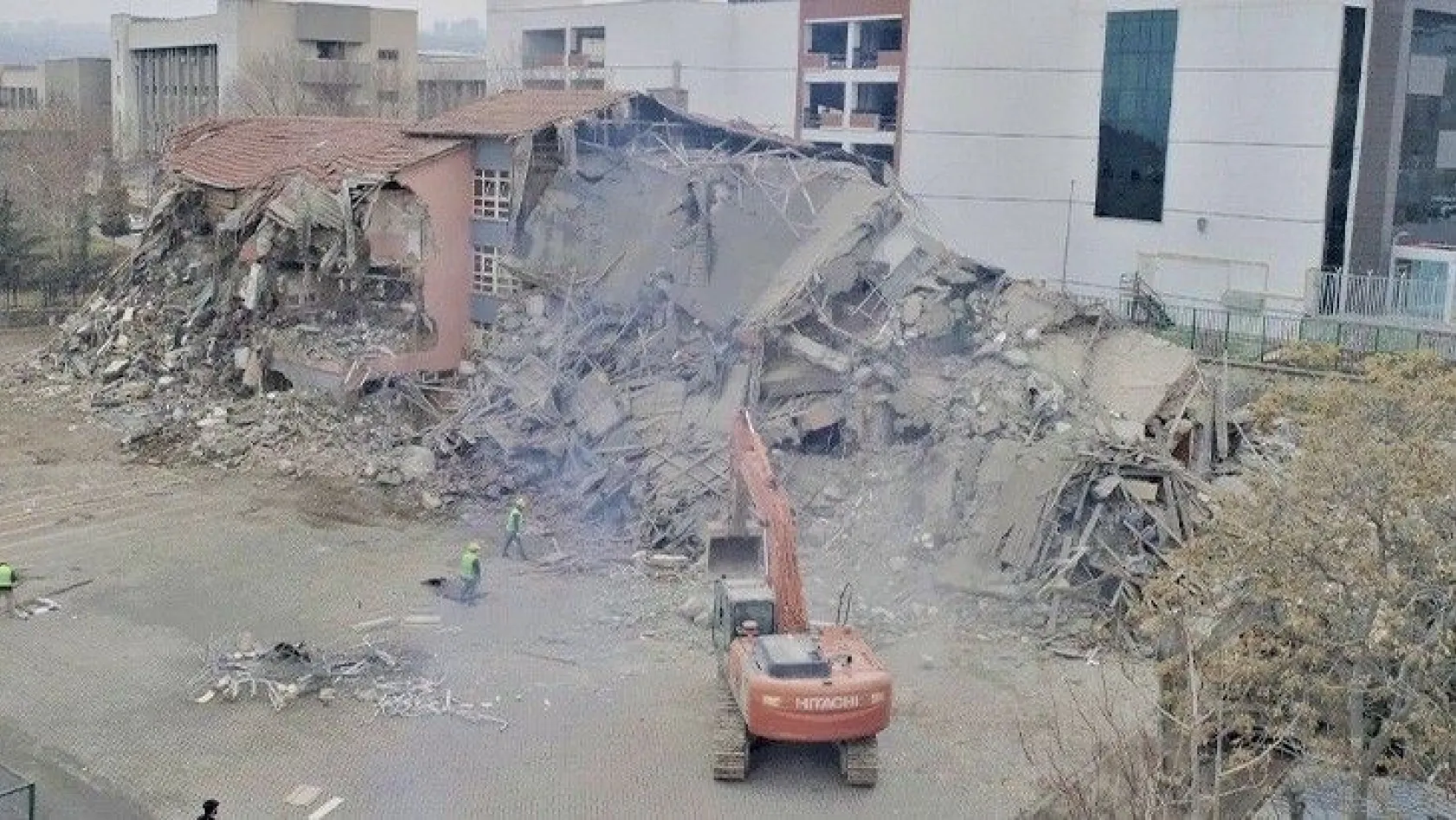 Elazığ'da hasarlı 10 okul yıkılıyor