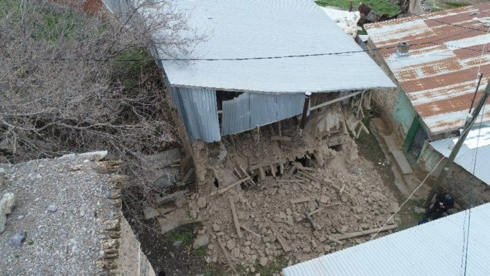 5.2'lik deprem 11 köyde 50 eve hasar verdi