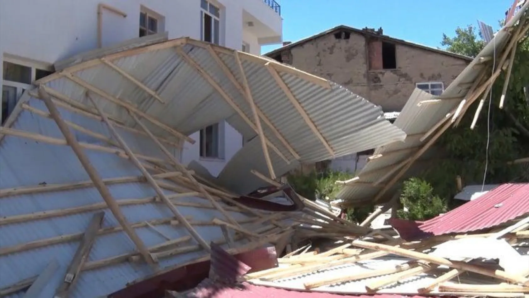 Elazığ'da şiddetli rüzgar apartmanın çatısını uçurdu