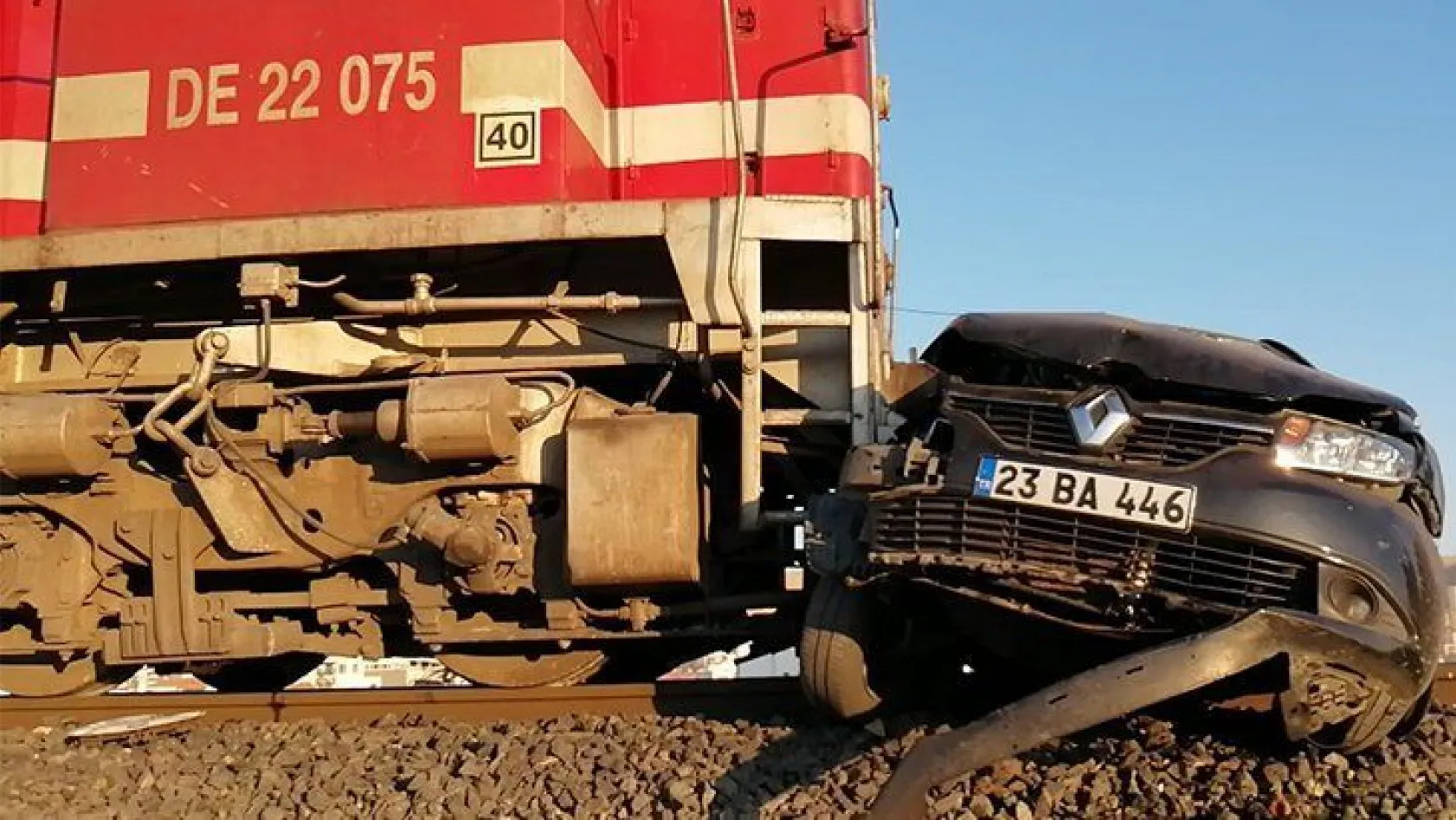 Elazığ'da tren araca çarptı