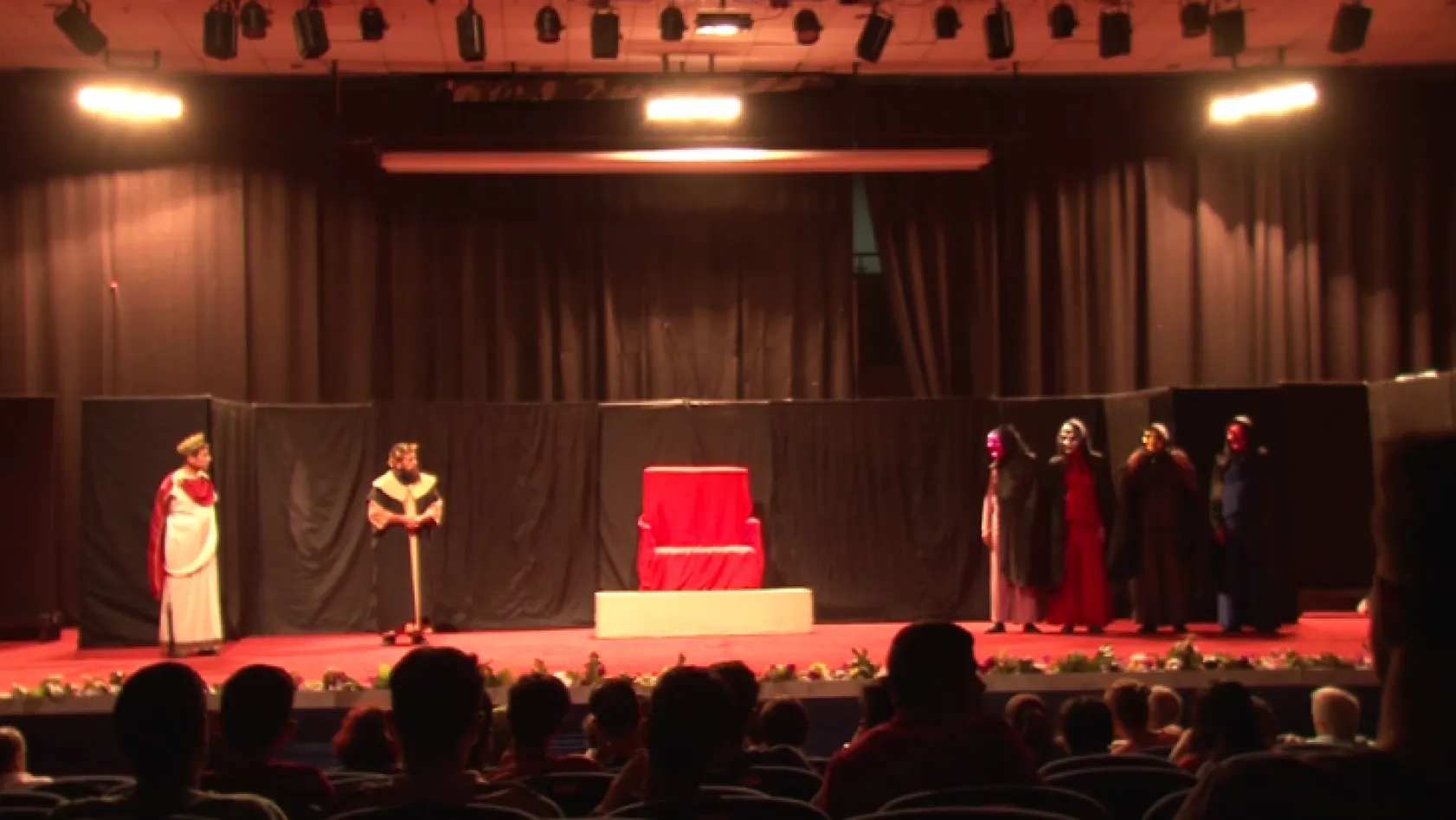 Elazığ'da Ülkü Ocaklarından tiyatro etkinliği