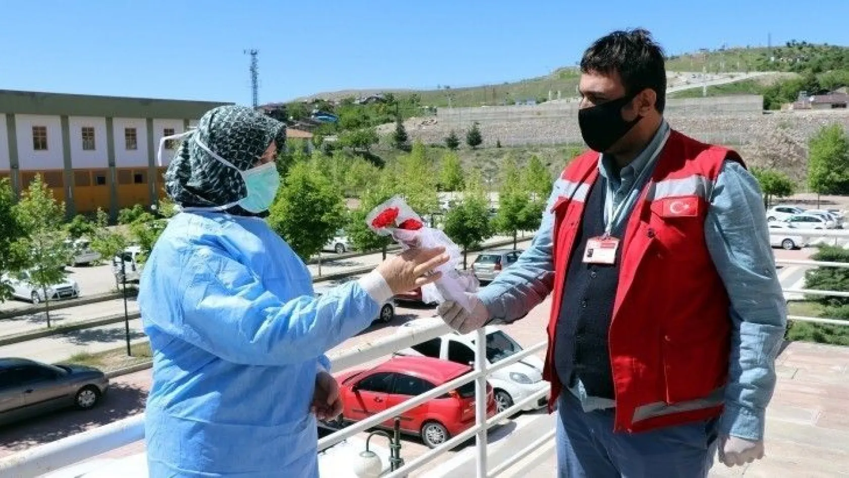 Elazığ'da üniversite öğrencileri sağlık çalışanı anneleri unutmadı