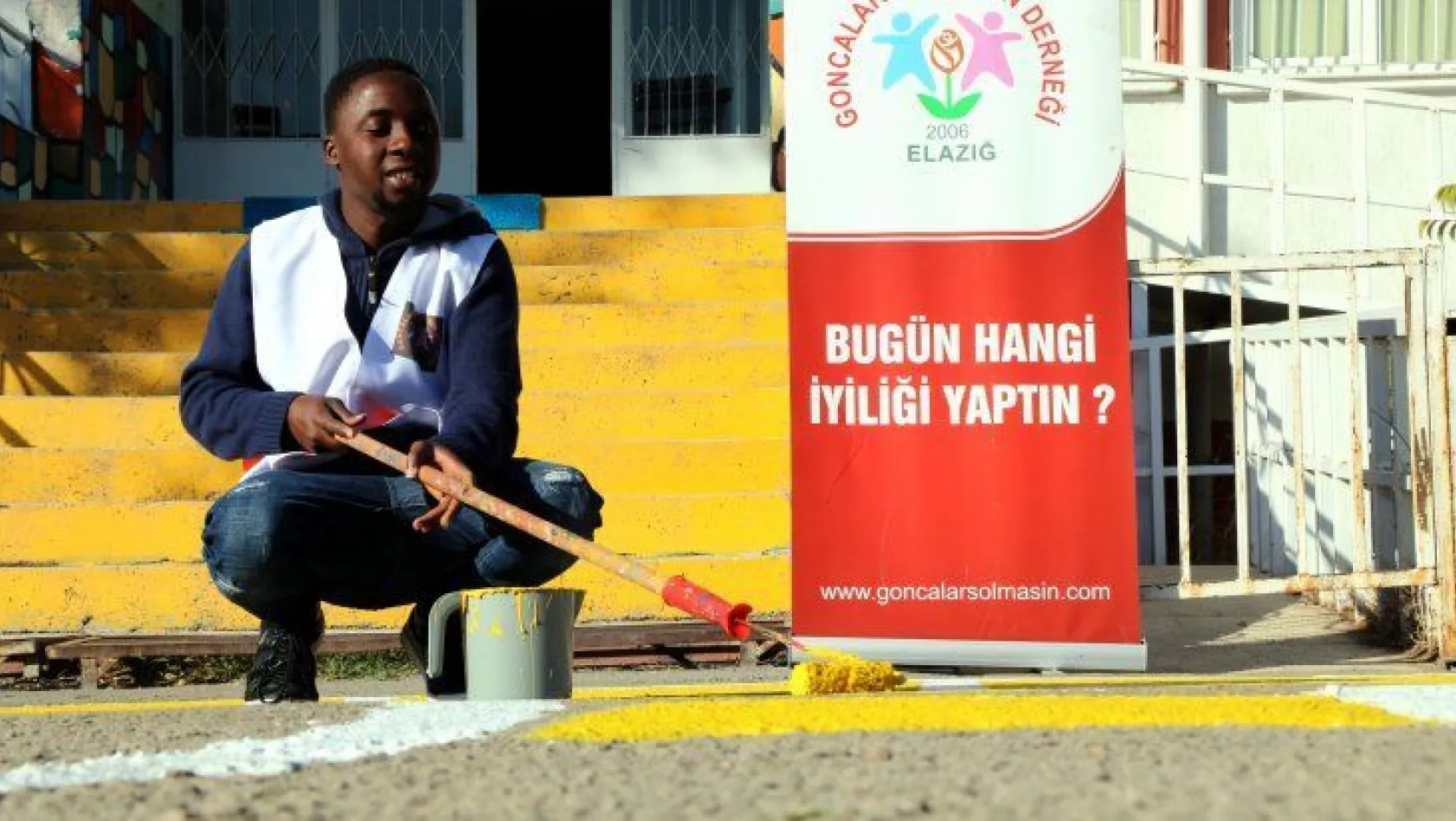 Elazığ'da yabancı öğrenciler, okul bahçesini geleneksel oyunlar için hazırladı