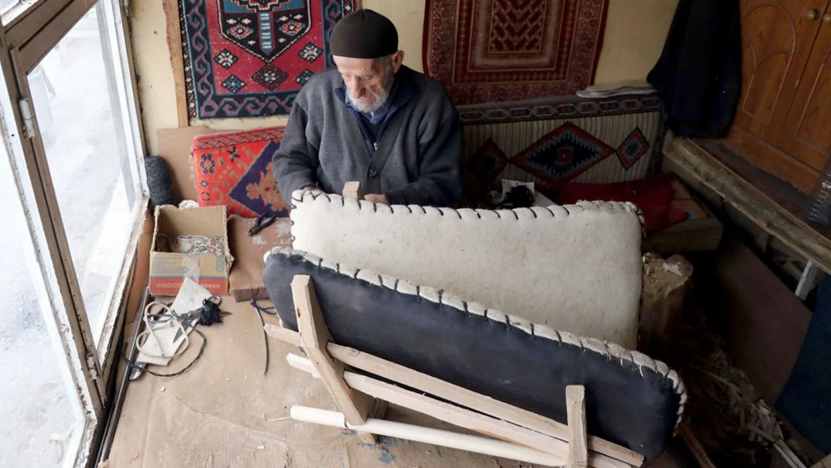 Elazığlı 65 yıllık semerci köylülerin talebiyle mesleğini bırakamıyor