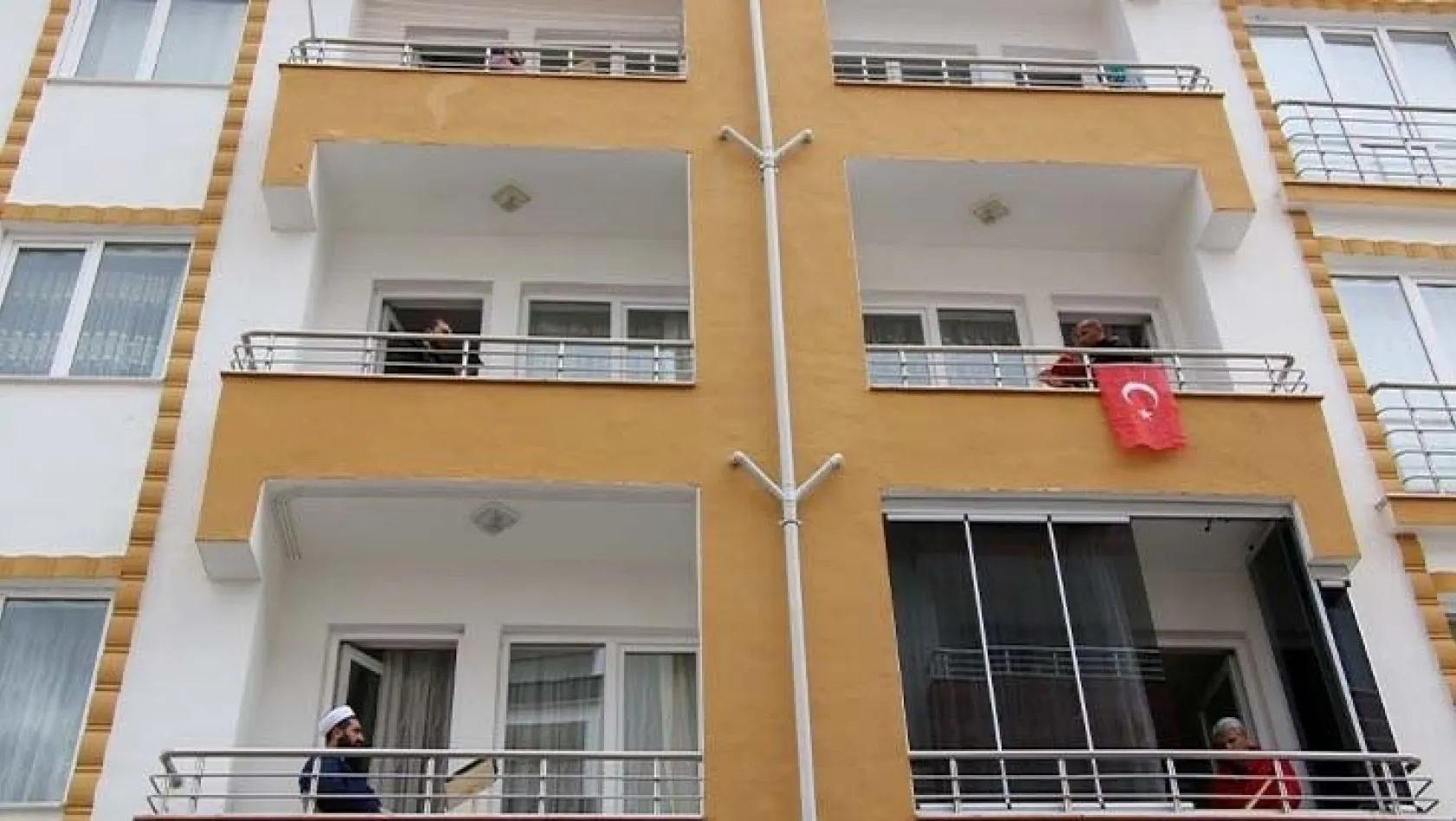 Elazığlılar mukabele geleneğini balkonlarında sürdürüyor