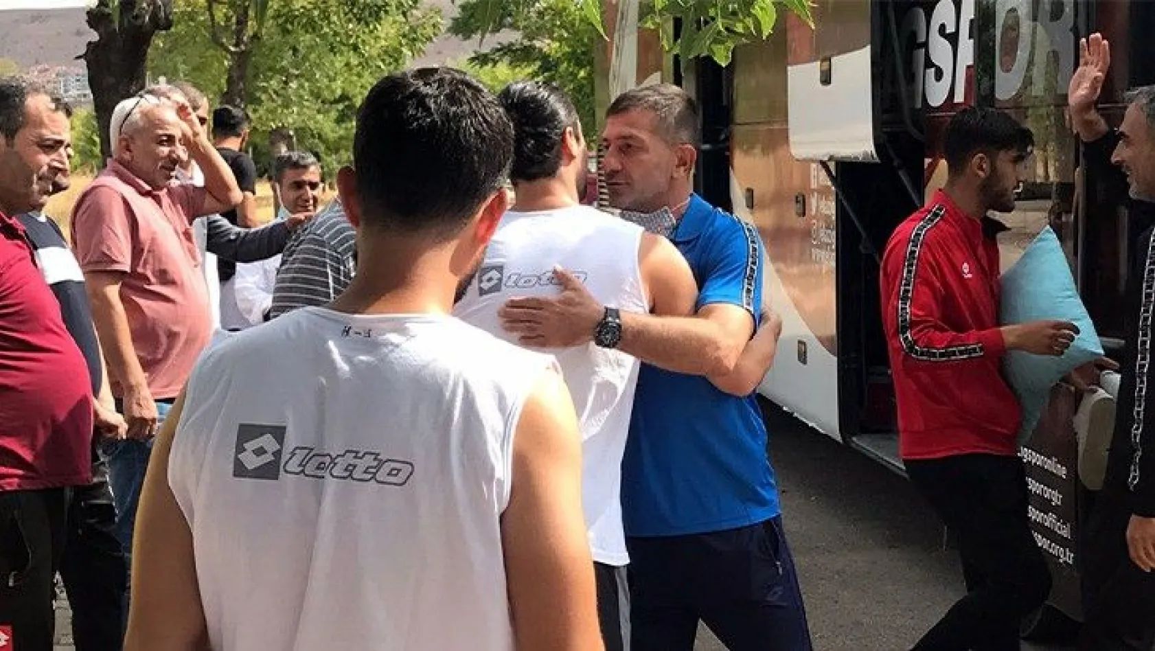 Elazığspor, 18 futbolcuyla Hatay'a gitti
