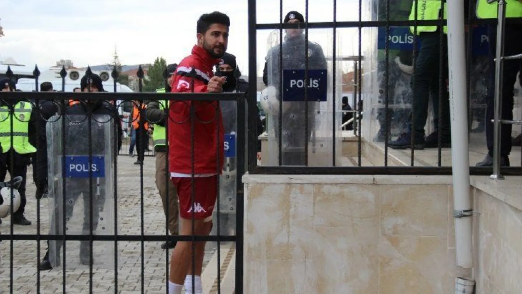 Elazığsporlu futbolcuya kötü haber