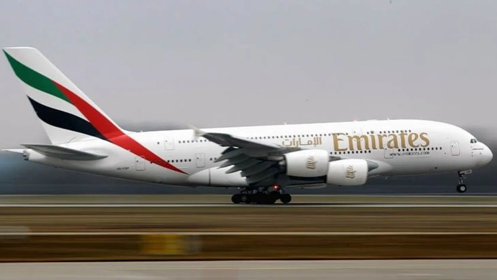 Emirates tüm uçuşlarını askıya aldı