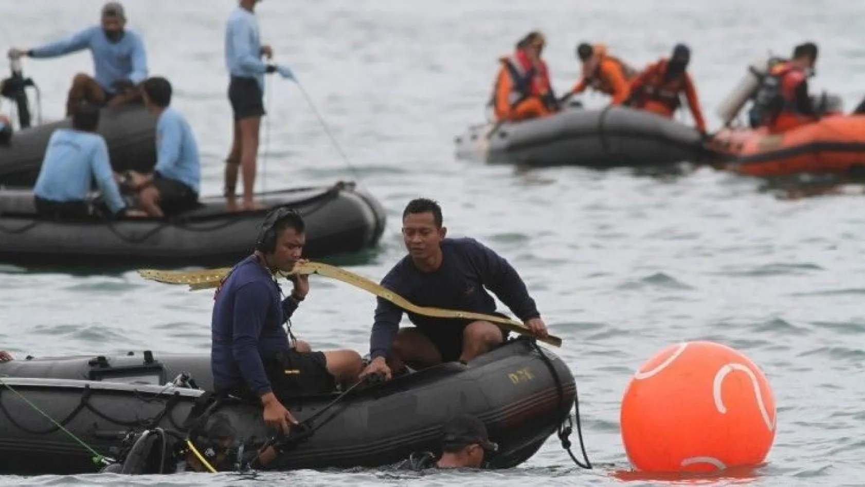 Endonezya'da yolcu uçağının düştüğü bölgede arama kurtarma çalışmaları sürüyor
