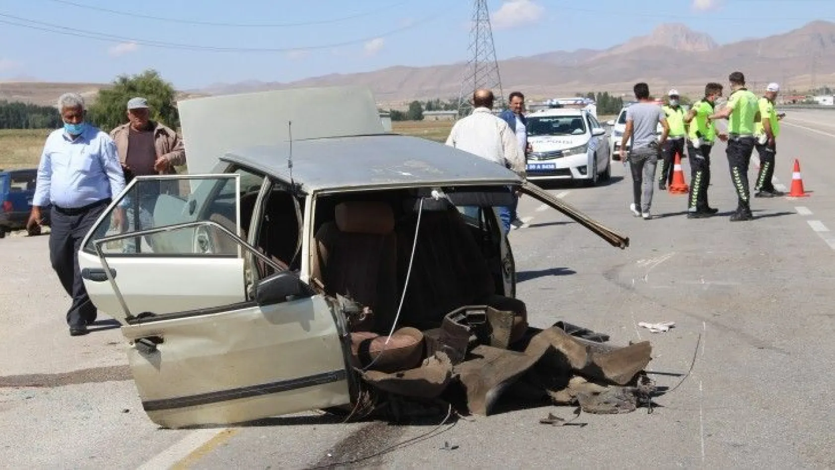 Erzurum'da inanılmaz kaza, araç ikiye bölündü