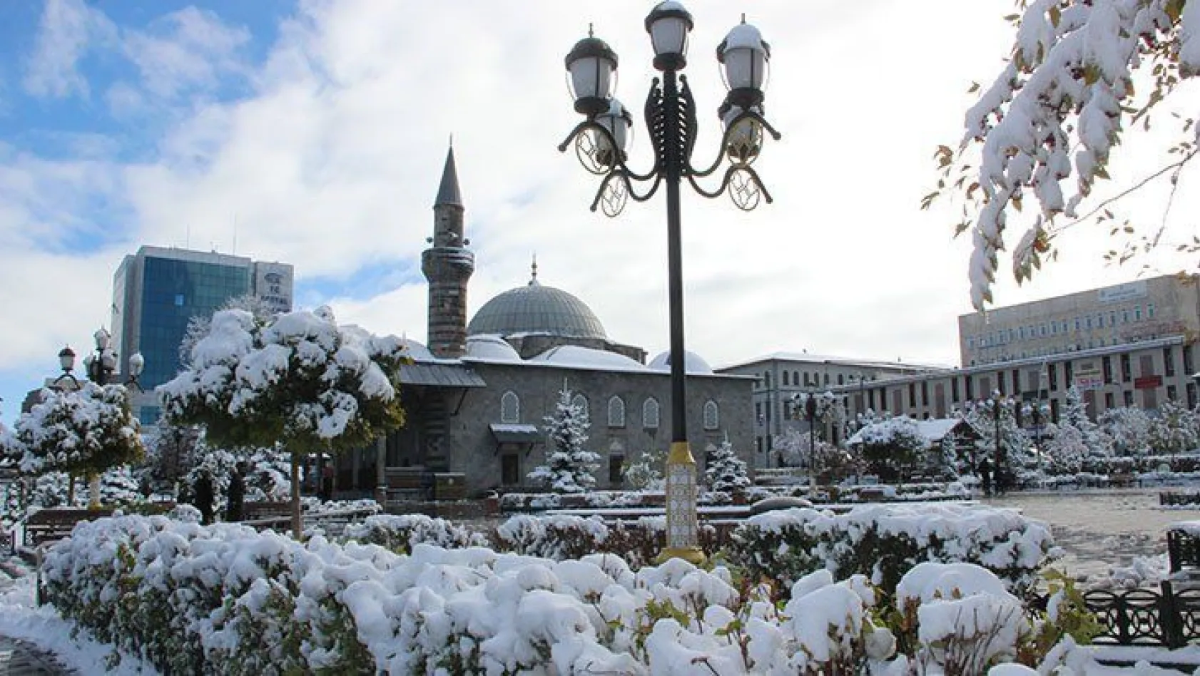 Erzurum güne kartpostallık kar manzarası ile başladı