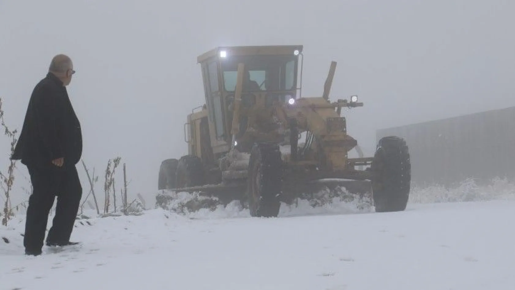 Etkili olan kar yağışı 14 köy yolunu kapattı