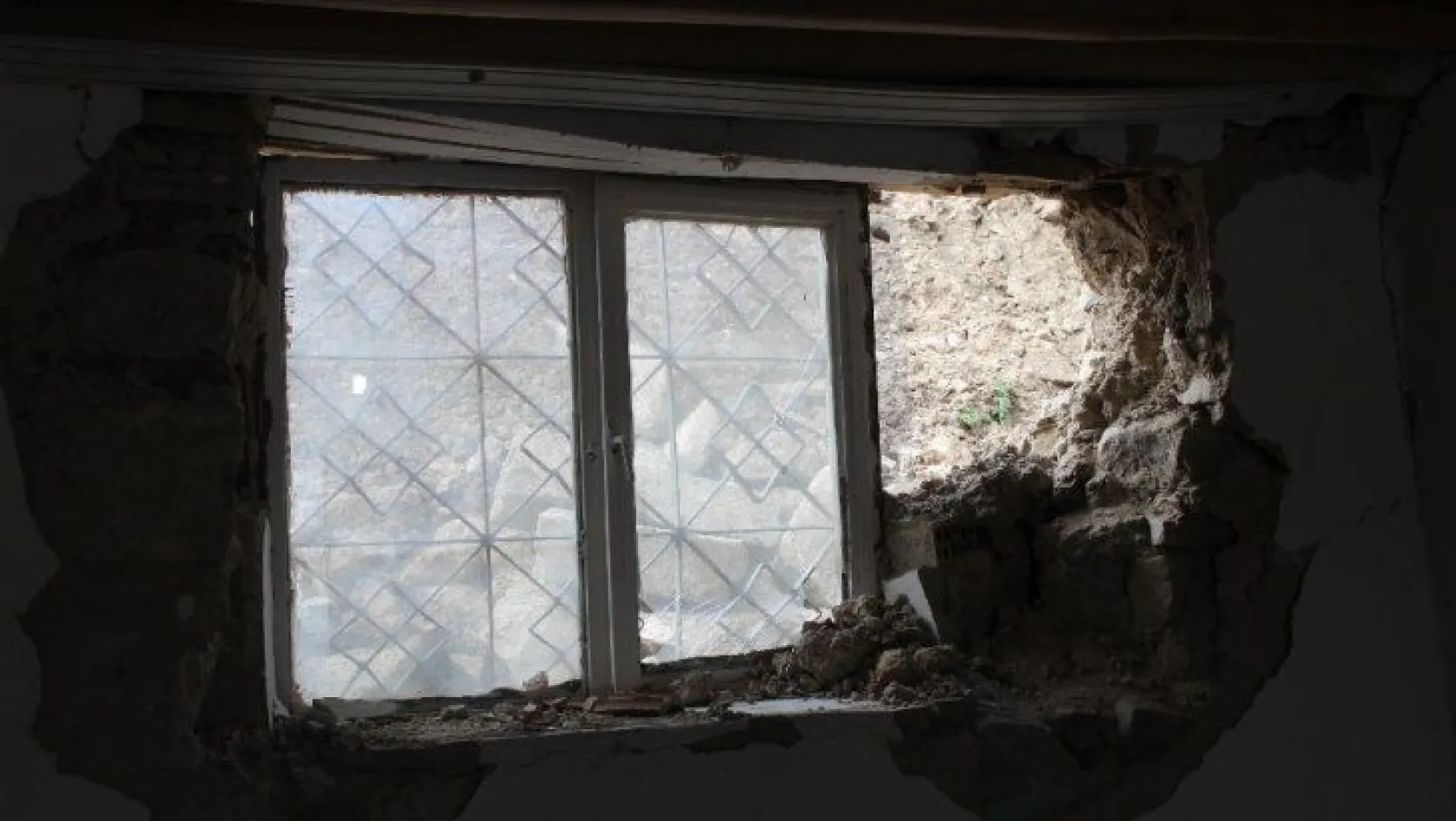 Evine önce istinat duvarı, sonra deprem zarar verdi