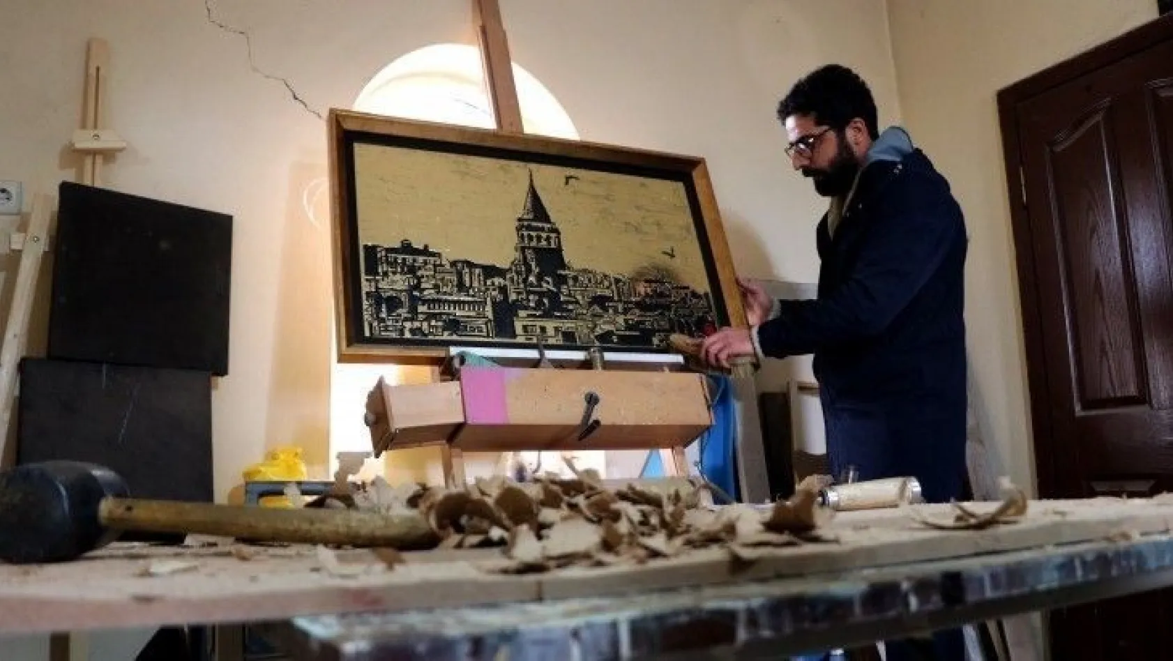 Evinin alt katında Osmanlı'dan miras kalan sanatı yaşatıyor