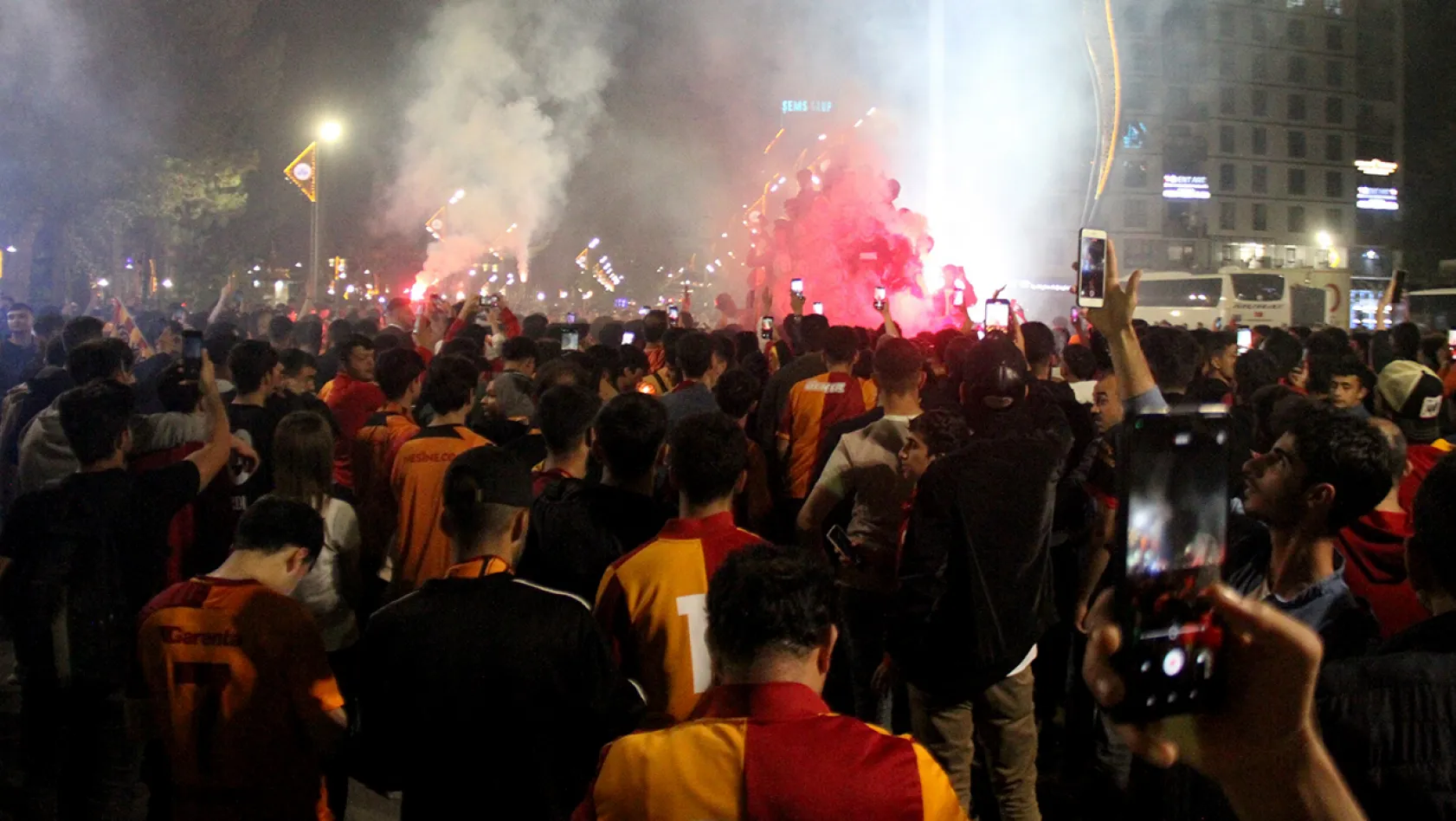 Galatasaraylılar meydanı karnaval alanına çevirdi