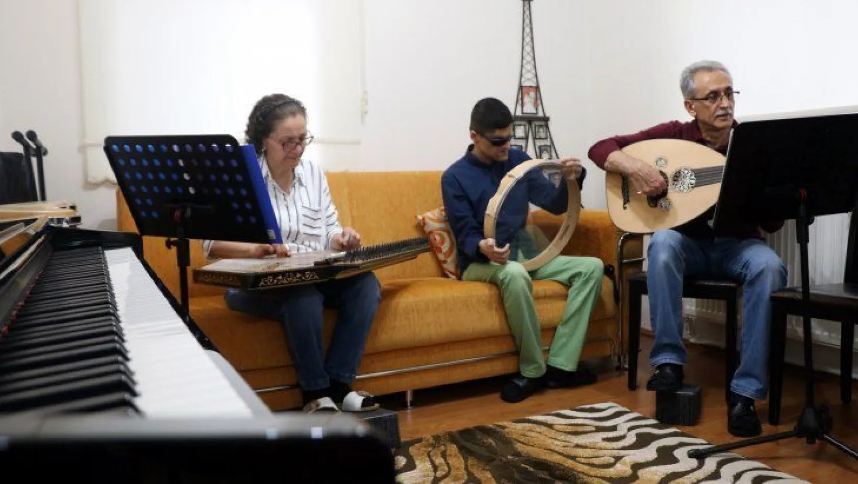 Görme engelli çocukları için ailece müzisyen oldular