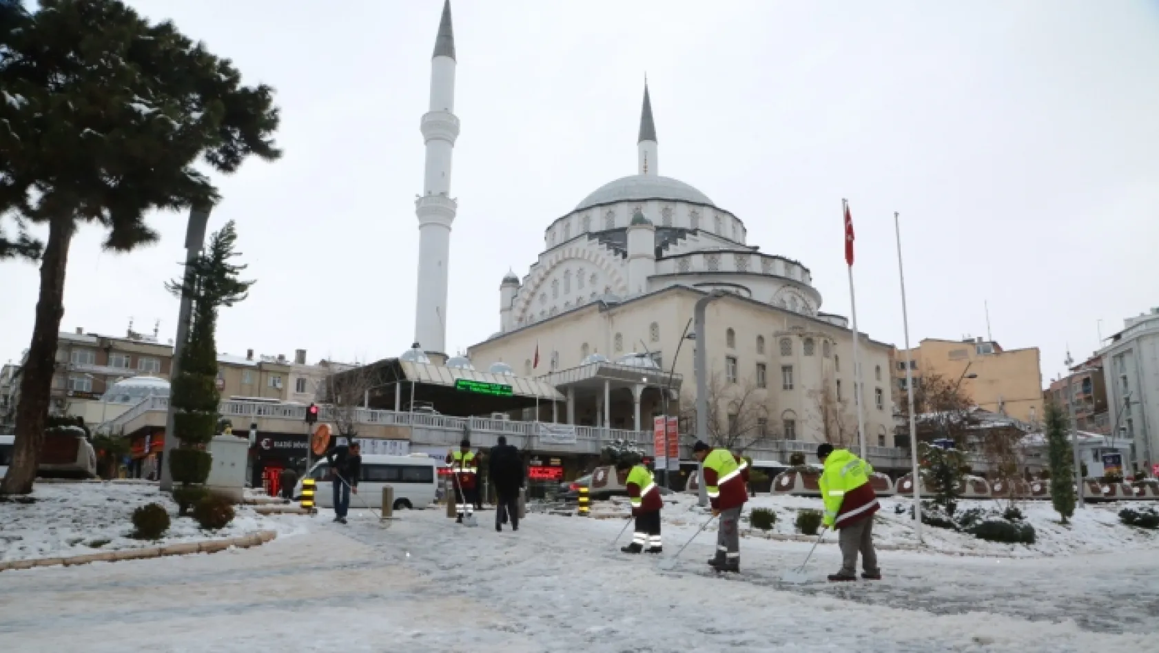 Elazığ Belediyesi'nden karla etkin mücadele