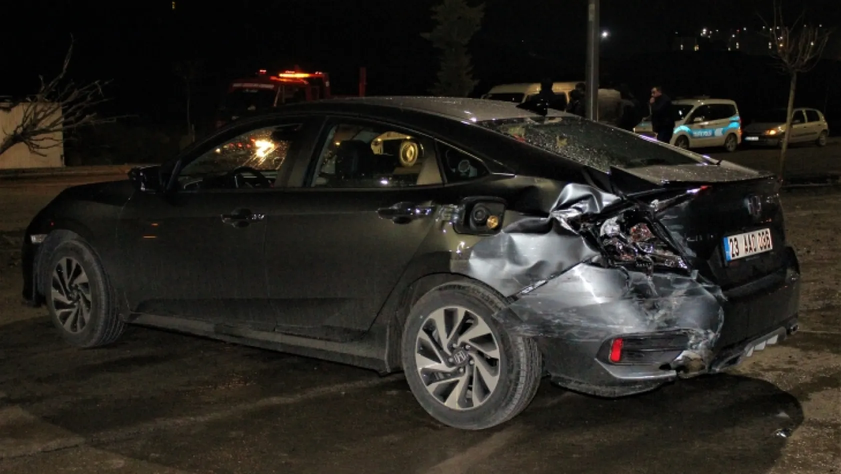 Minibüs otomobile çarptı: 2 yaralı